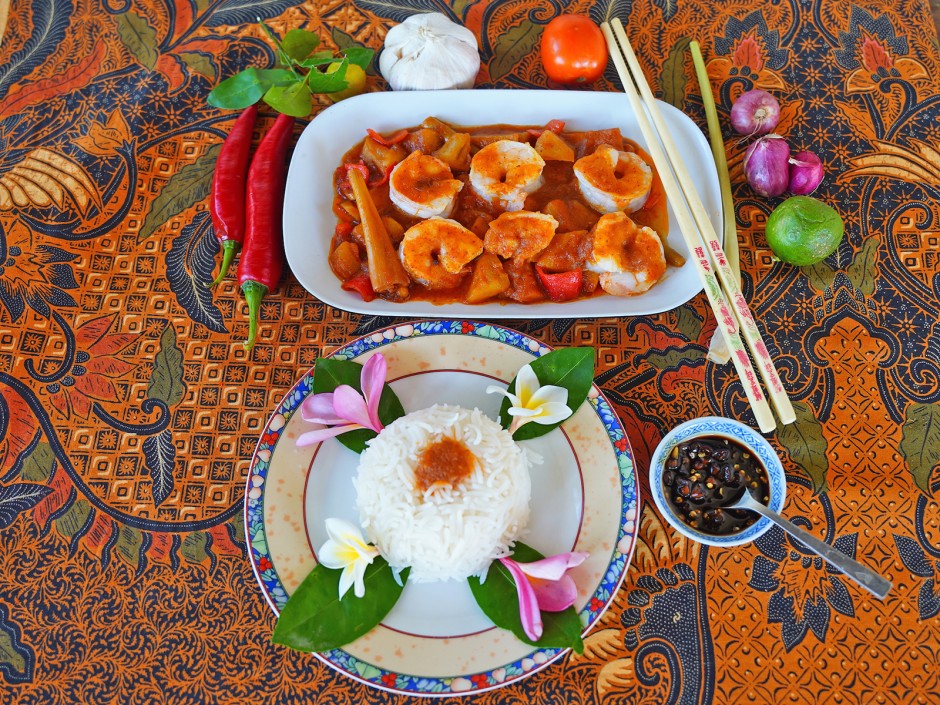 Gebratene Garnelen mit Ananas auf Nonya-Art