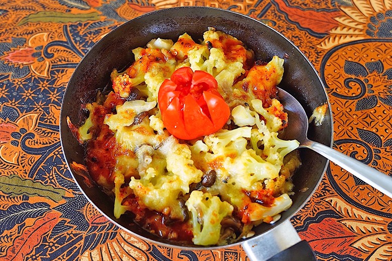 Überbackener Karfiol in Tomatensauce