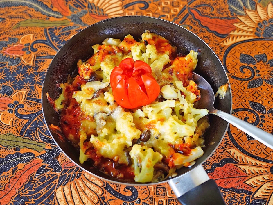 &Uuml;berbackener Karfiol in Tomatensauce