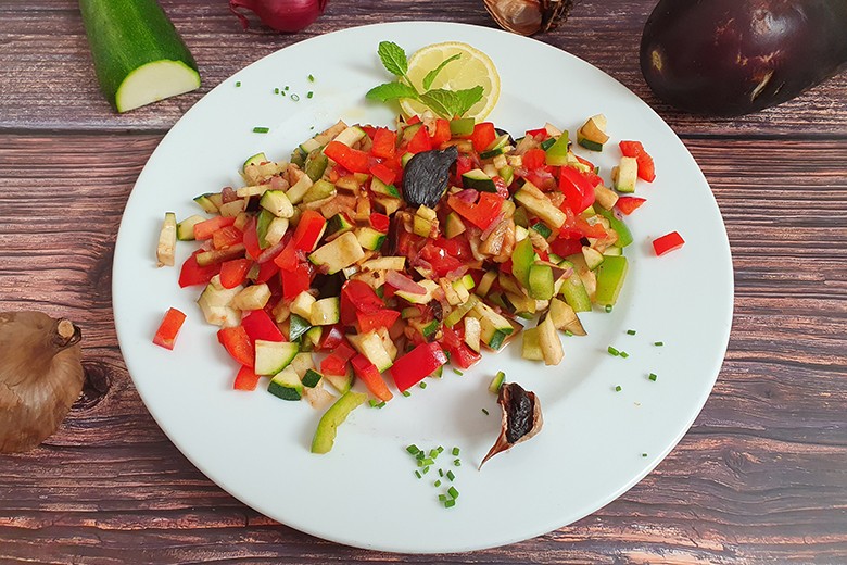 Gemüsepfanne mit schwarzem Knoblauch