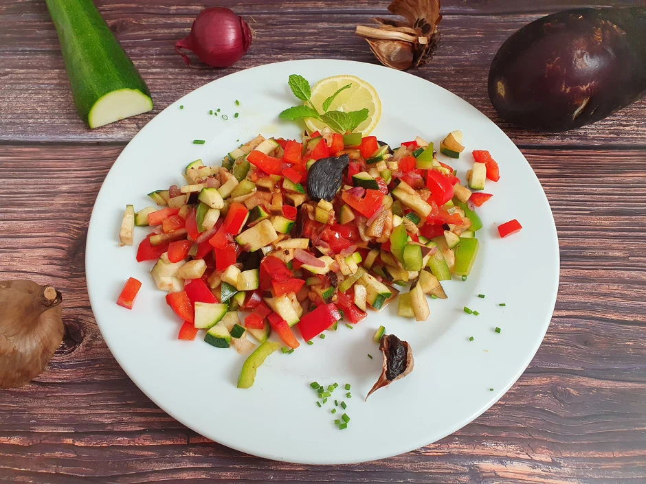 Gem&uuml;sepfanne mit schwarzem Knoblauch