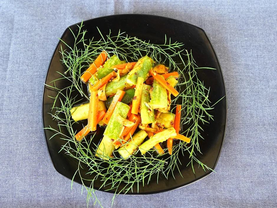 S&uuml;&szlig;-saure Gurken- und Karotten-St&uuml;cke