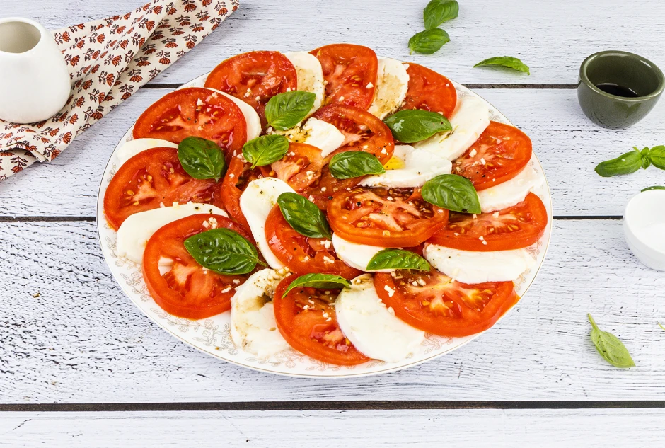 Mozzarella auf Tomaten Caprese