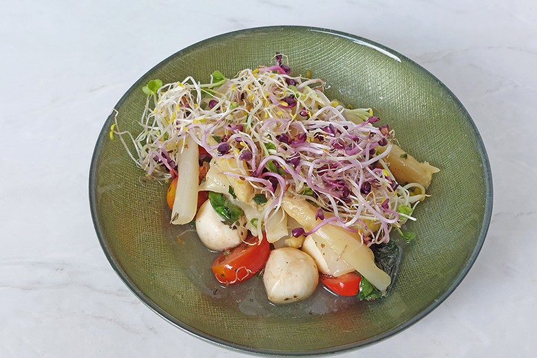 Spargel-Tomatensalat mit Sprossen