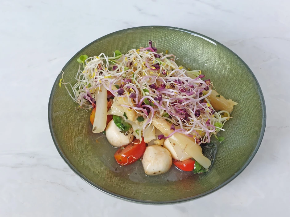 Spargel-Tomatensalat mit Sprossen