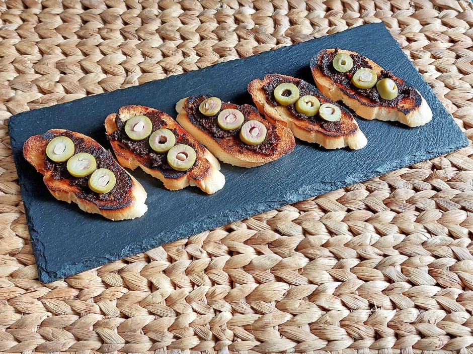 Crostinis mit Urfa-Biber-Chili-Paste