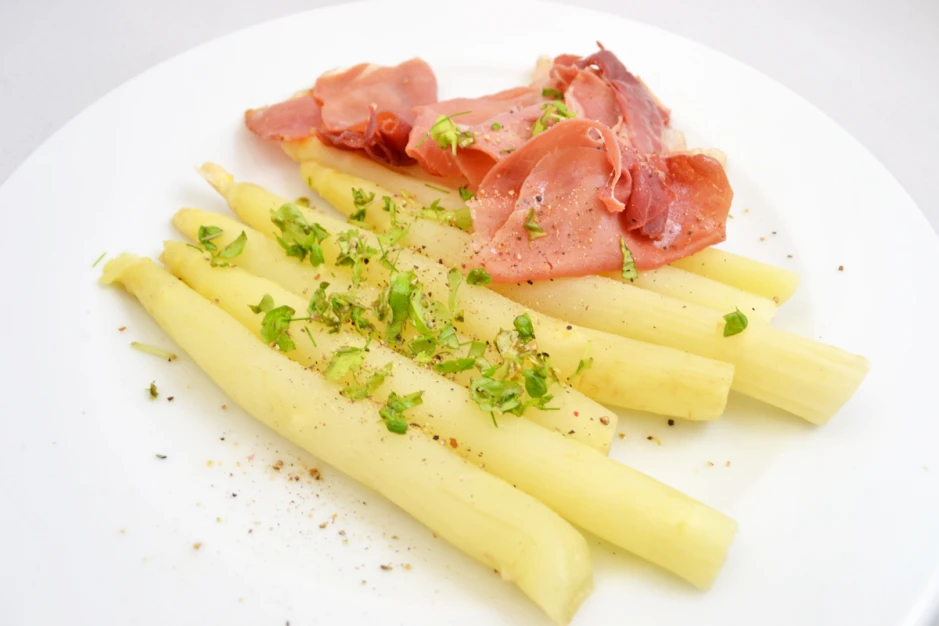 Weißer Spargel mit Prosciutto