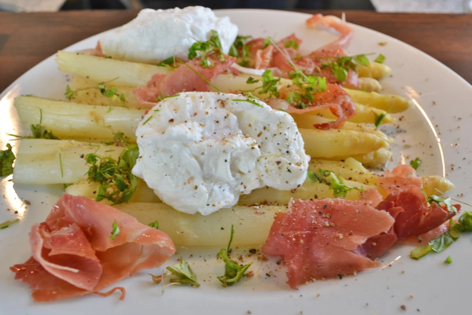 Weißer Spargel mit pochiertem Ei