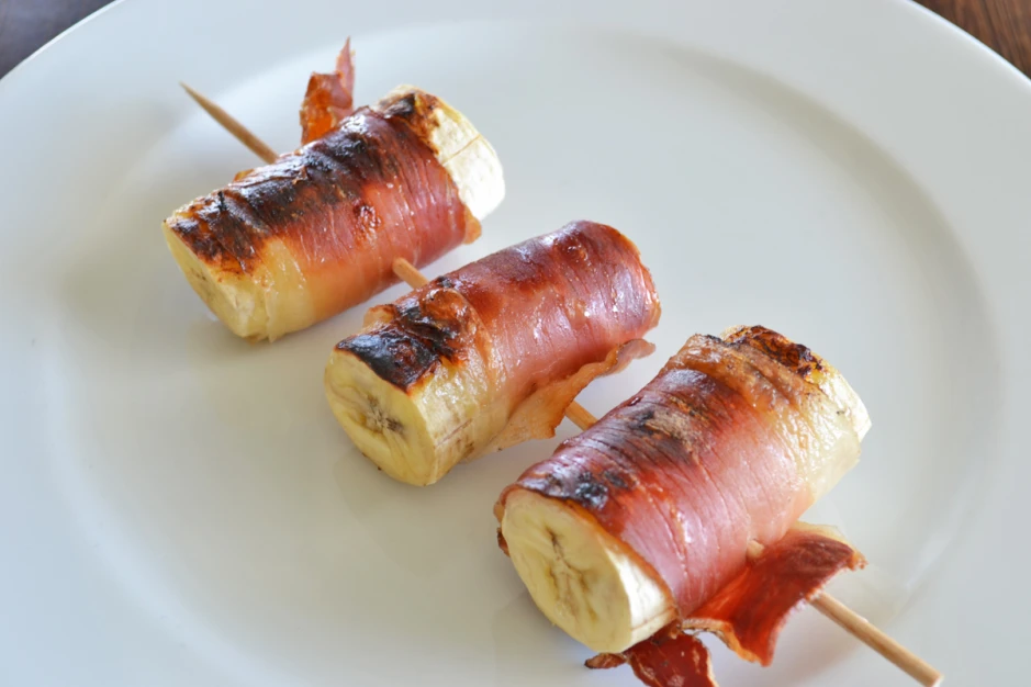 Gegrillte Bananen im Speckmantel