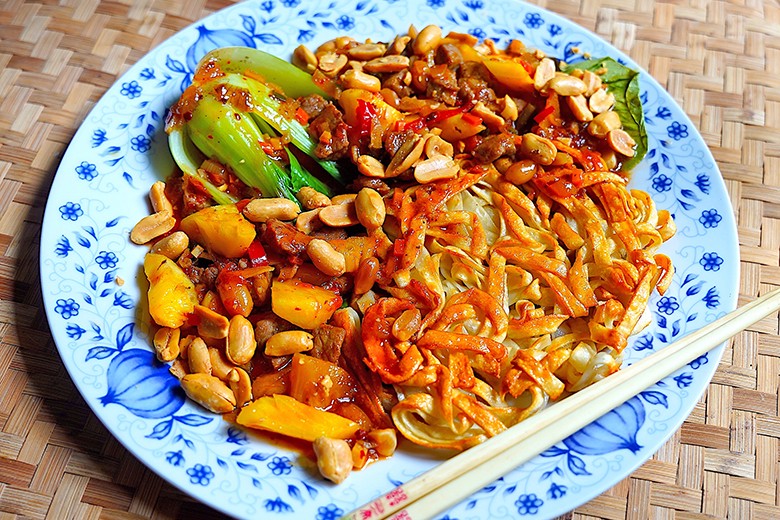 Gebratene Nudeln mit würziger Sauce und Pak Choi