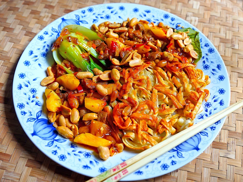 Gebratene Nudeln mit w&uuml;rziger Sauce und Pak Choi