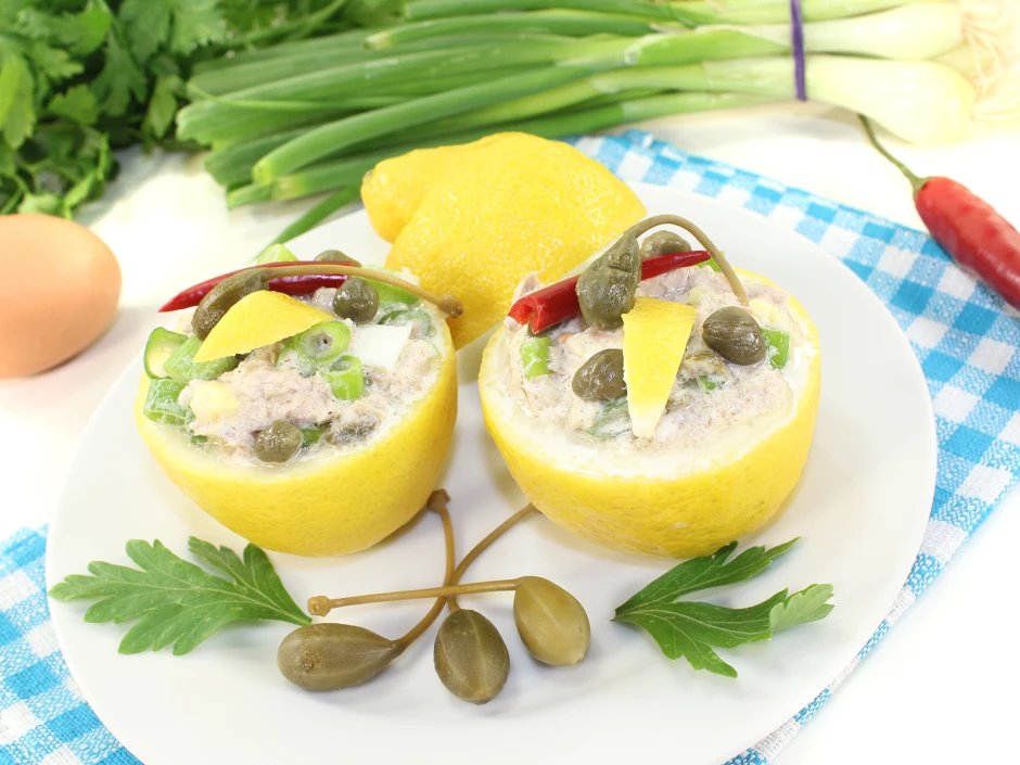 Gef&uuml;llte Zitronen mit Thunfisch und Frischk&auml;se