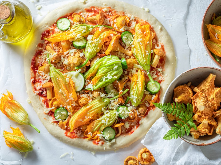 Pizza mit Zucchiniblüten