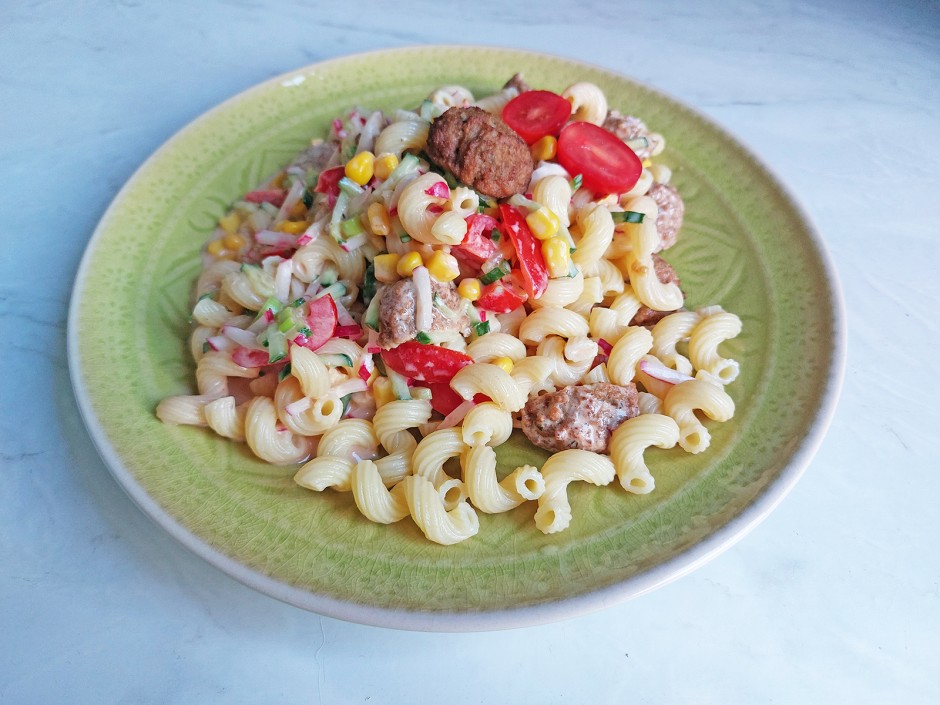 Nudelsalat mit Bällchen und Wasabi-Dressing