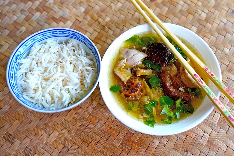 Hühnersuppe mit Kailan und Pilzen
