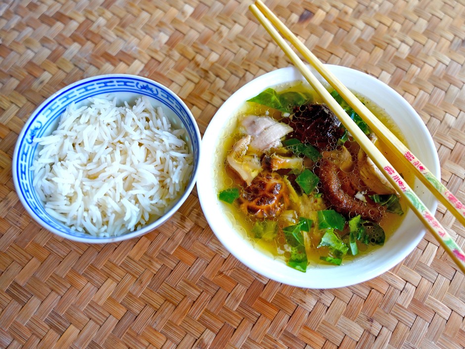 Hühnersuppe mit Kailan und Pilzen