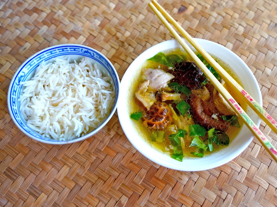 H&uuml;hnersuppe mit Kailan und Pilzen
