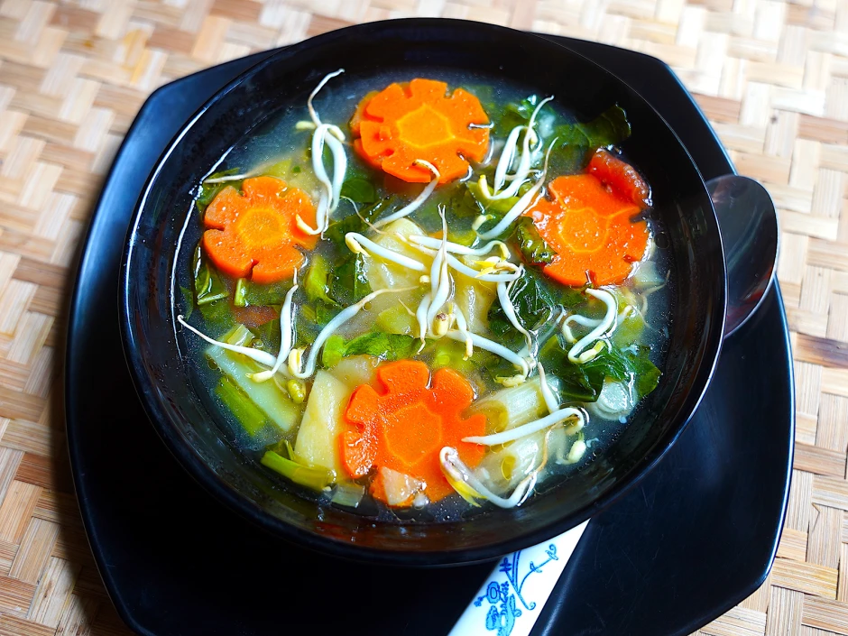 W&uuml;rzige Gem&uuml;sesuppe mit Spargel alla Ibu Sri