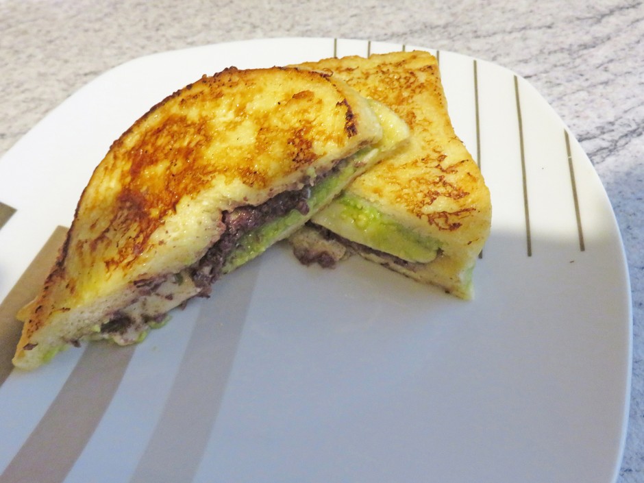 French Toast mit Avocado und Oliven