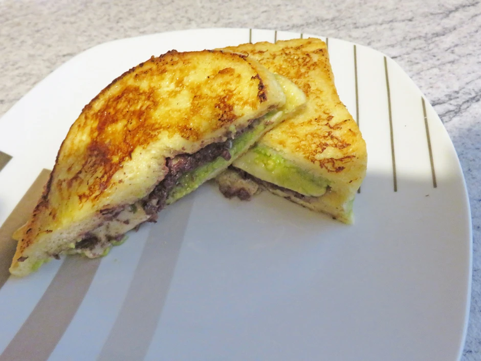 French Toast mit Avocado und Oliven