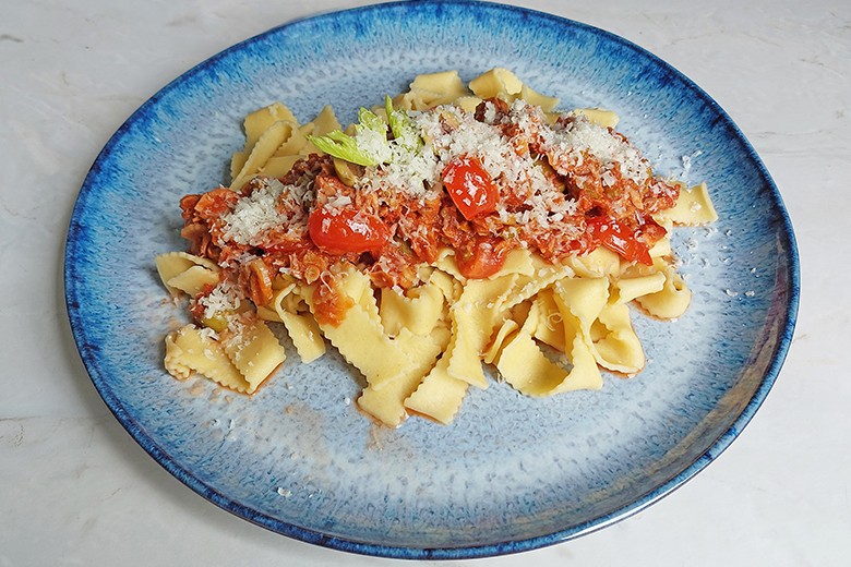 Bandnudeln mit Thunfisch-Sugo