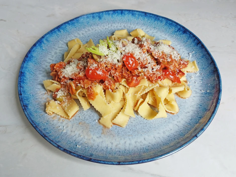 Bandnudeln mit Thunfisch-Sugo