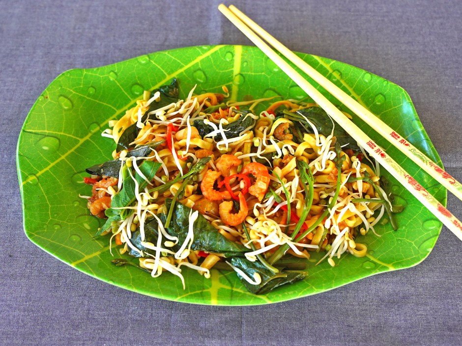 Bunte gebratene Nudeln mit Shrimps