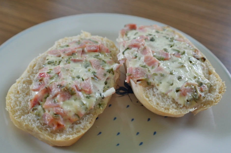 Baguette mit Schinken-Sauerrahm