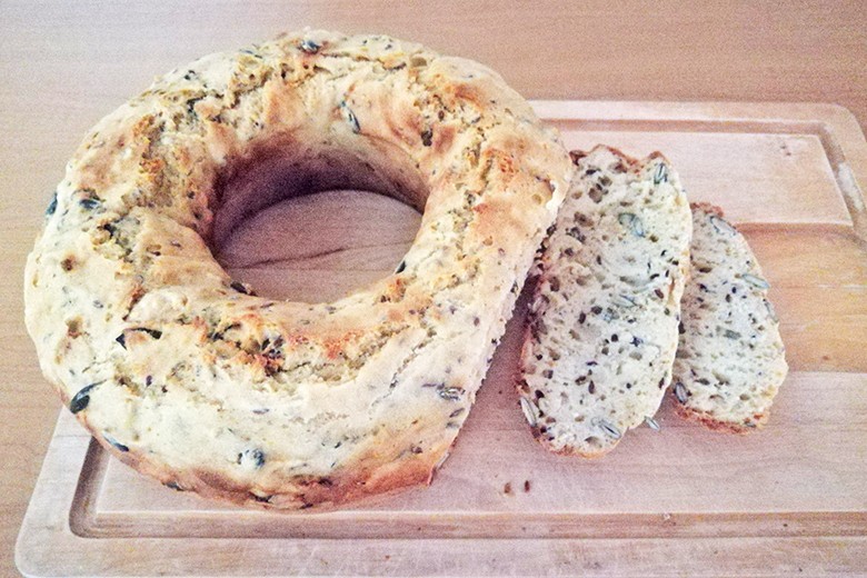 Dinkel-Mais-Brot aus dem Camping Backofen