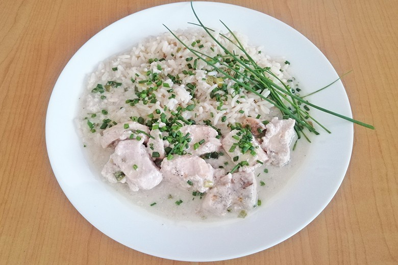 Hühnergeschnetzeltes in Kokossauce aus dem Camping Backofen