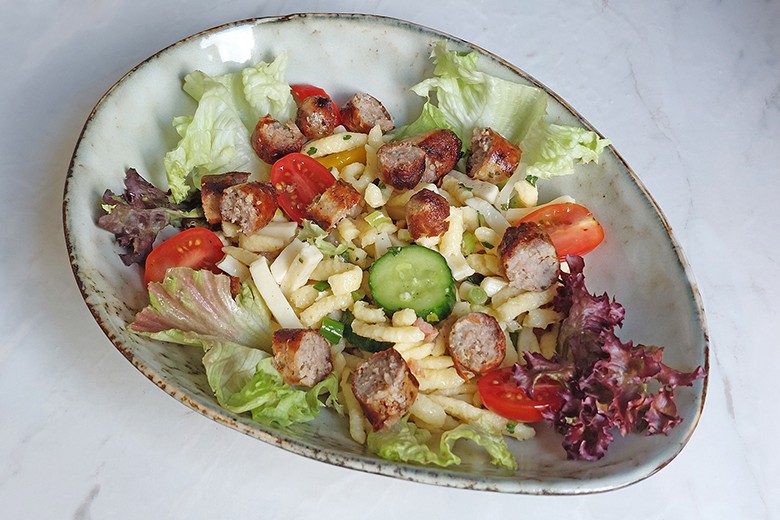 Spätzlesalat mit Rostbratwürsten