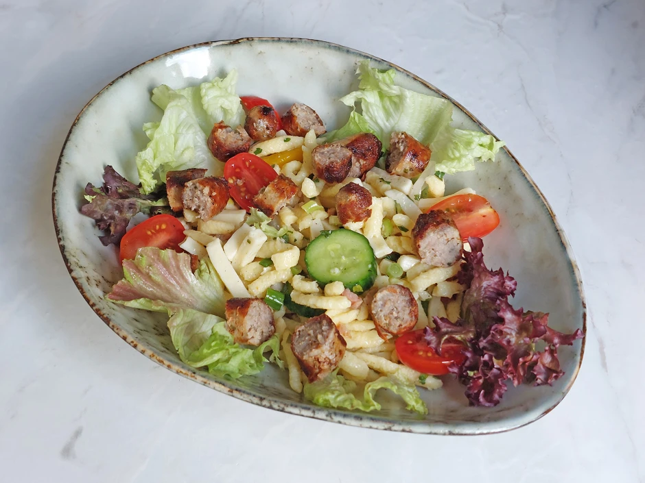 Spätzlesalat mit Rostbratwürsten