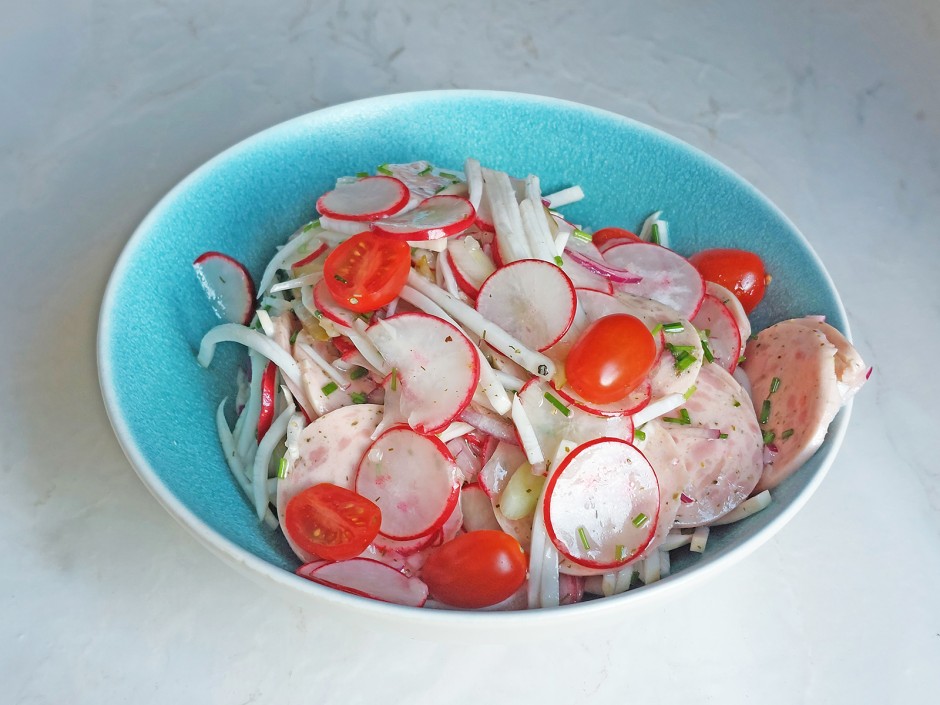 Frühlingshafter Wurstsalat