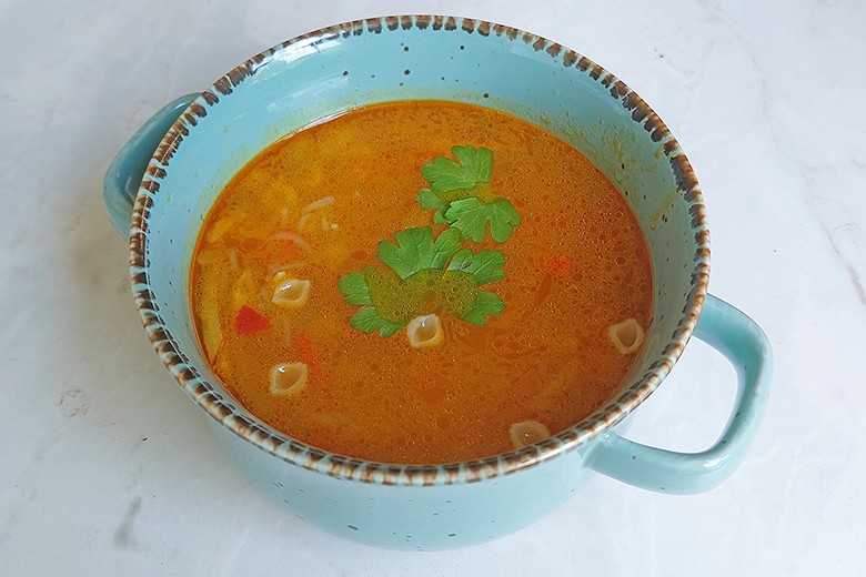 Thai-Hühnersuppe mit Nudeln