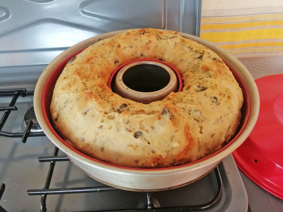 Dinkel-Mais-Brot aus dem Camping Backofen