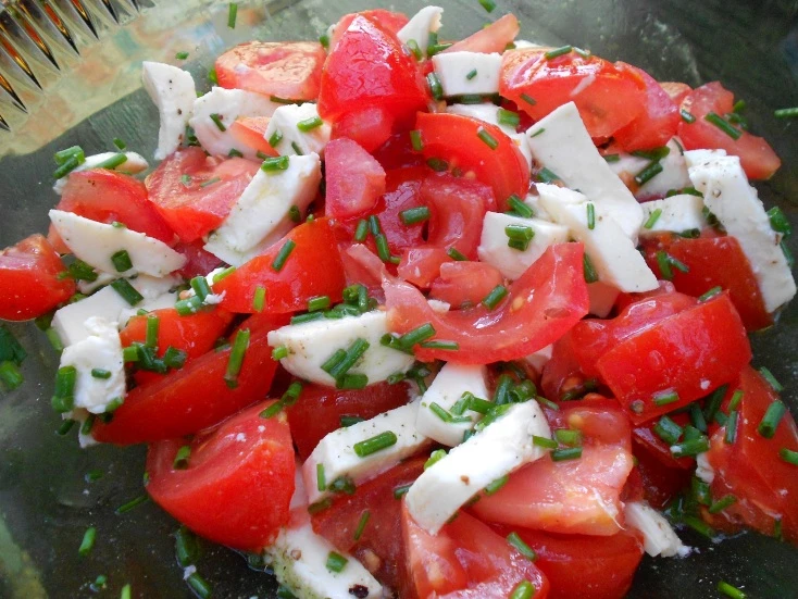 Tomaten Mozzarella Salat mit Schnittlauch