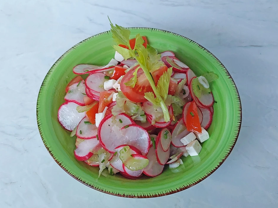 Radieschen-Feta-Salat