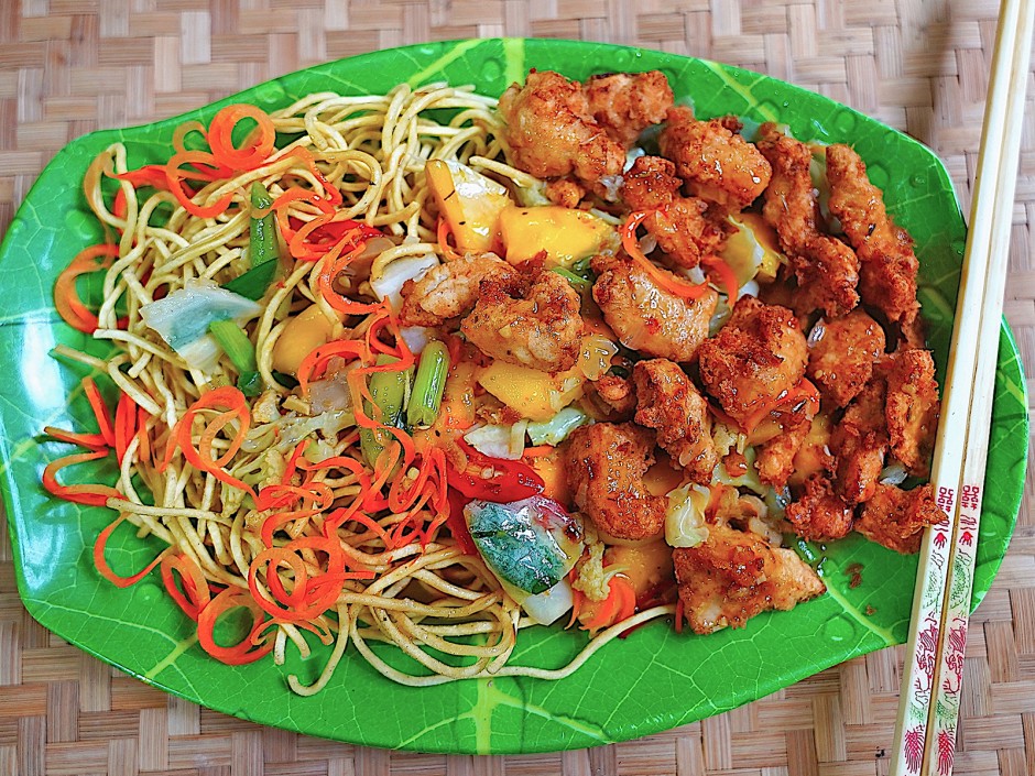 Frittiertes Hühnerfleisch mit bunten Nudeln und Cap Cay
