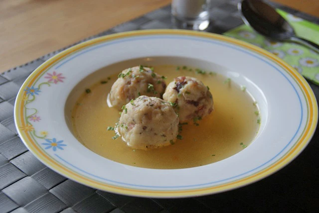 Speckkn&ouml;delchen in Br&uuml;he