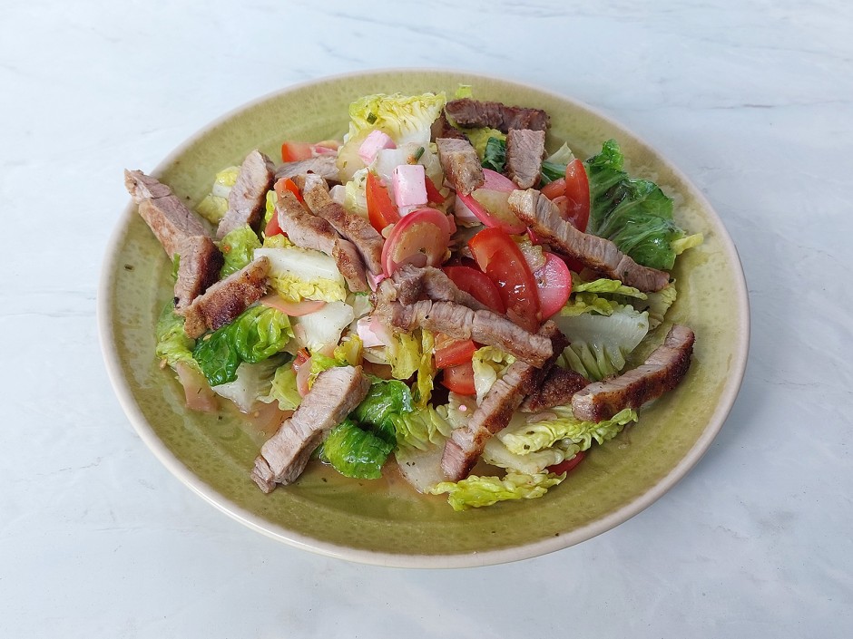 Bunter Blattsalat mit Fleischstreifen