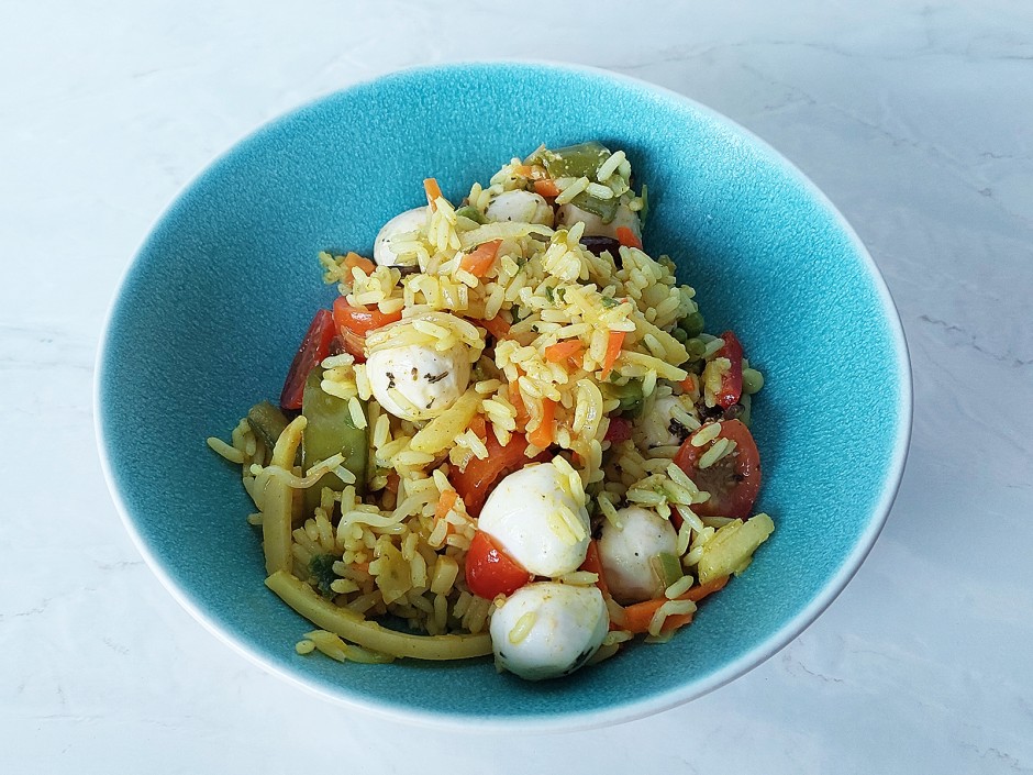 Reissalat mit Gemüse und Mozzarella