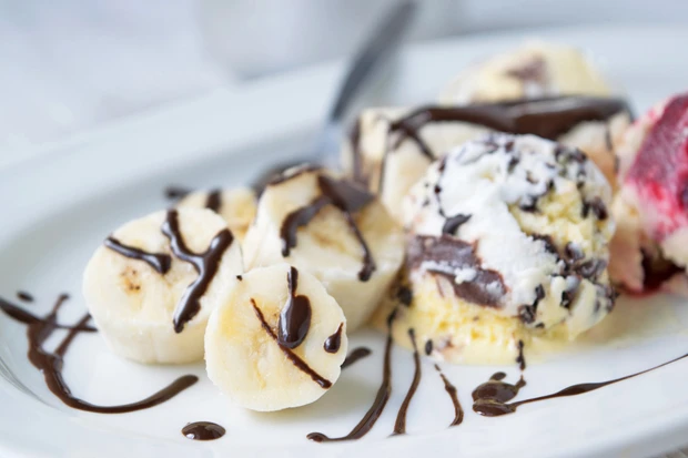 Eis mit Banane und Schokosauce