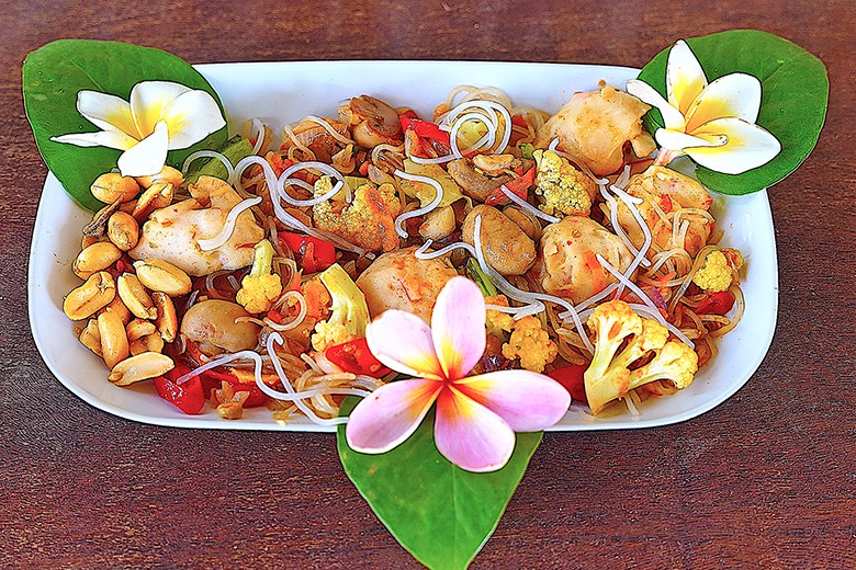 Bunte Glasnudeln mit Surimi-Bällchen alla Nonya