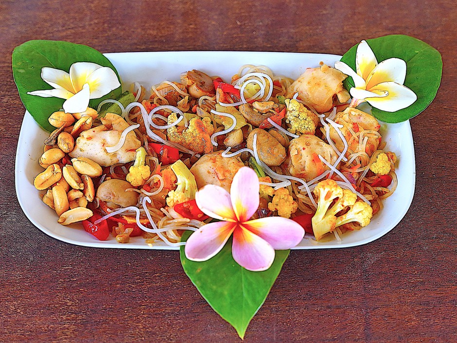 Bunte Glasnudeln mit Surimi-Bällchen alla Nonya