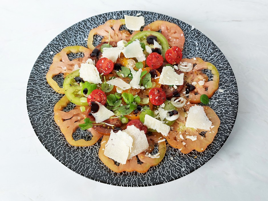 Buntes Tomatencarpaccio mit Brunnenkresse