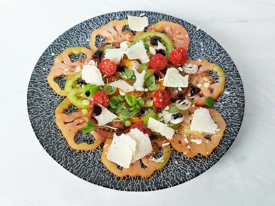 Buntes Tomatencarpaccio mit Brunnenkresse