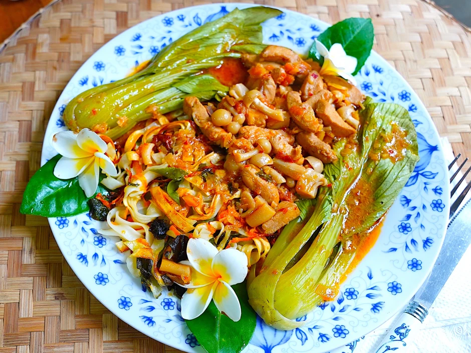 Hühnercurry mit Nudeln und Pak Choi