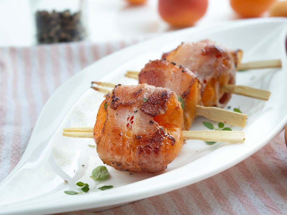 Gegrillte Marillen im Speckmantel