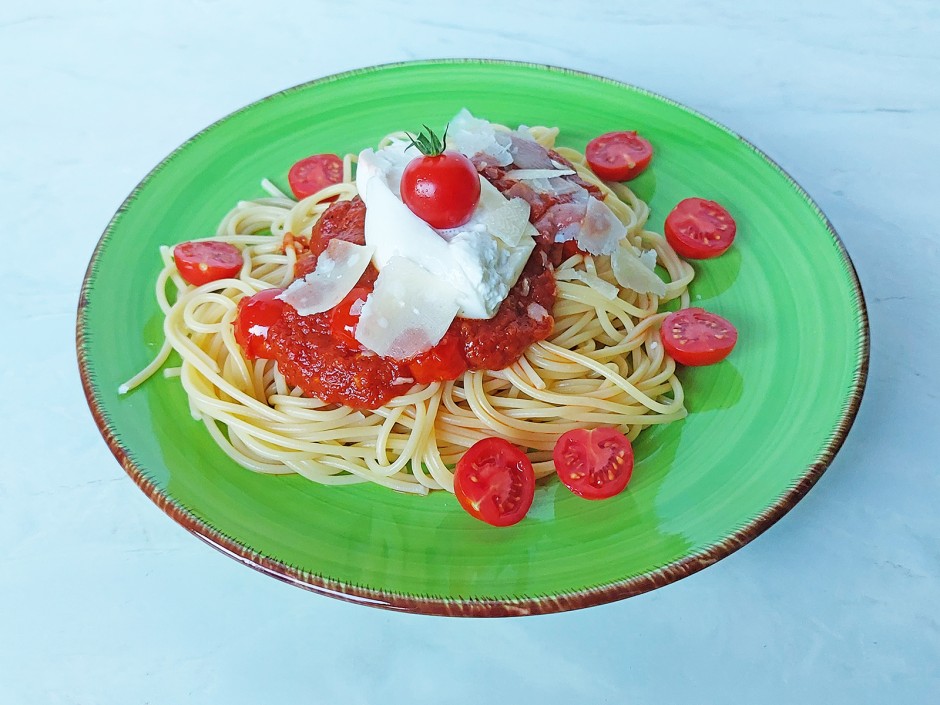 Spaghetti mit Kirschtomaten und Burrata