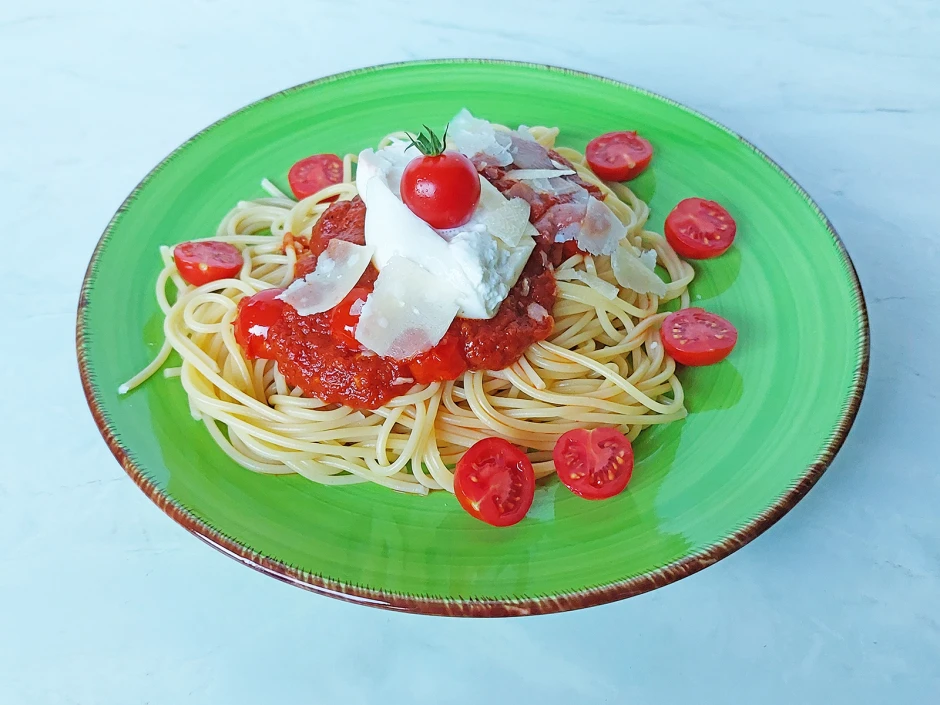 Spaghetti mit Kirschtomaten und Burrata